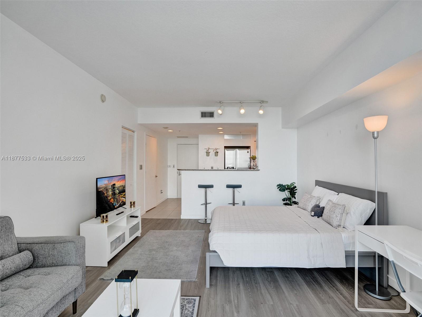 325 S Biscayne Blvd #1520, Miami FL 33131