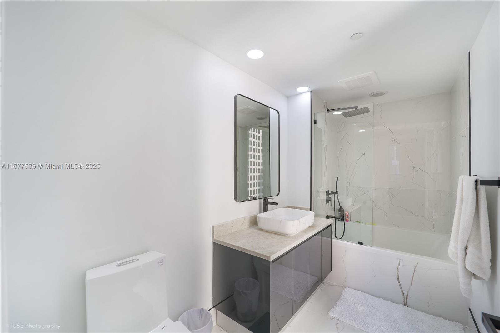 31 SE 6th St #2207, Miami FL 33131