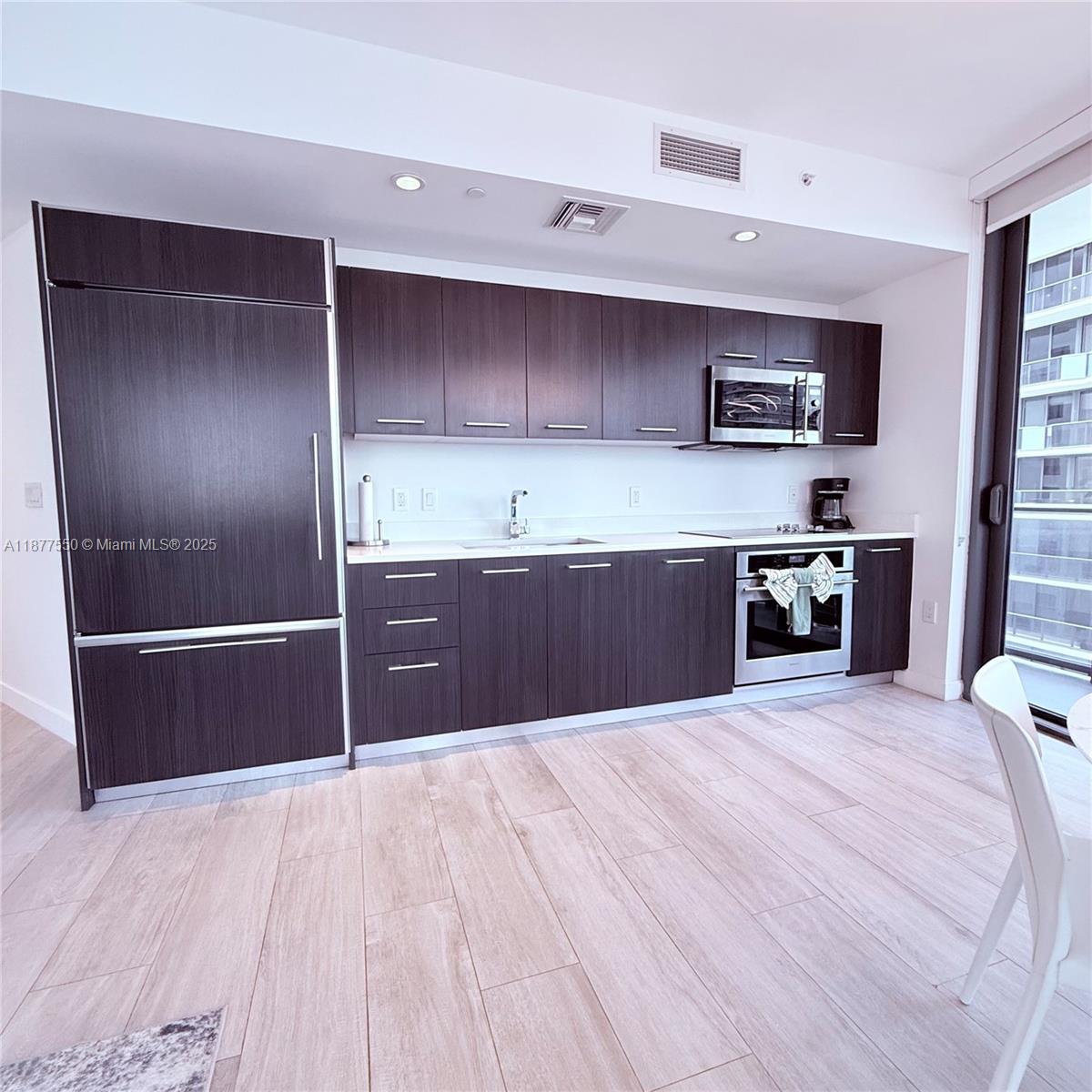 55 SW 9th St #3903, Miami FL 33130