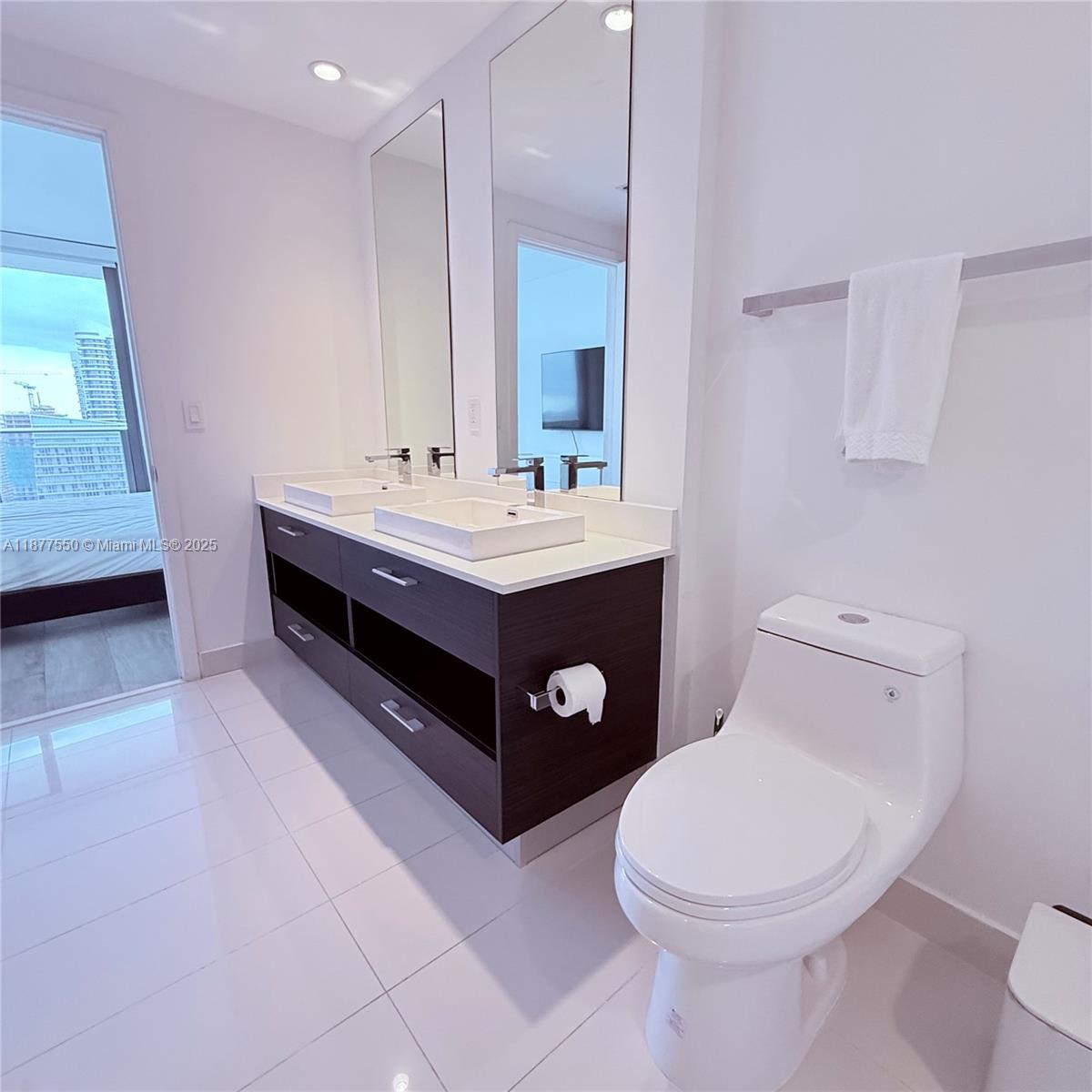 55 SW 9th St #3903, Miami FL 33130