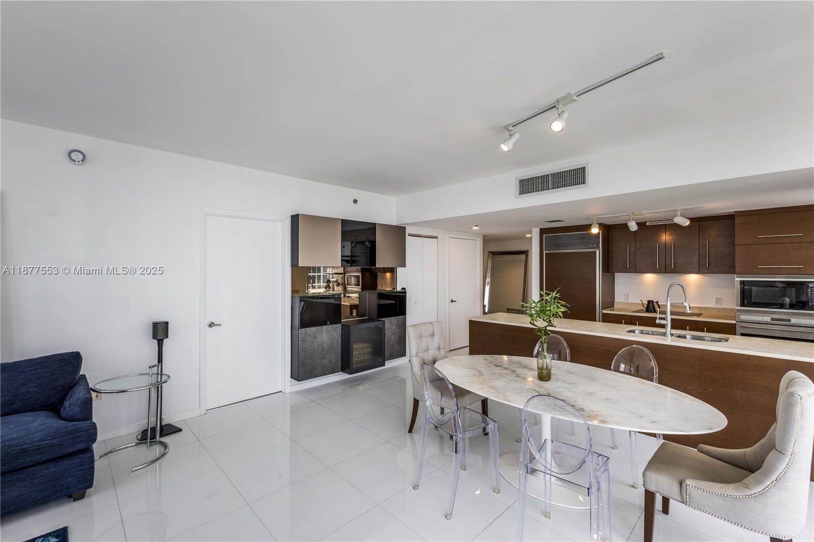 475 Brickell Ave #4015, Miami FL 33131
