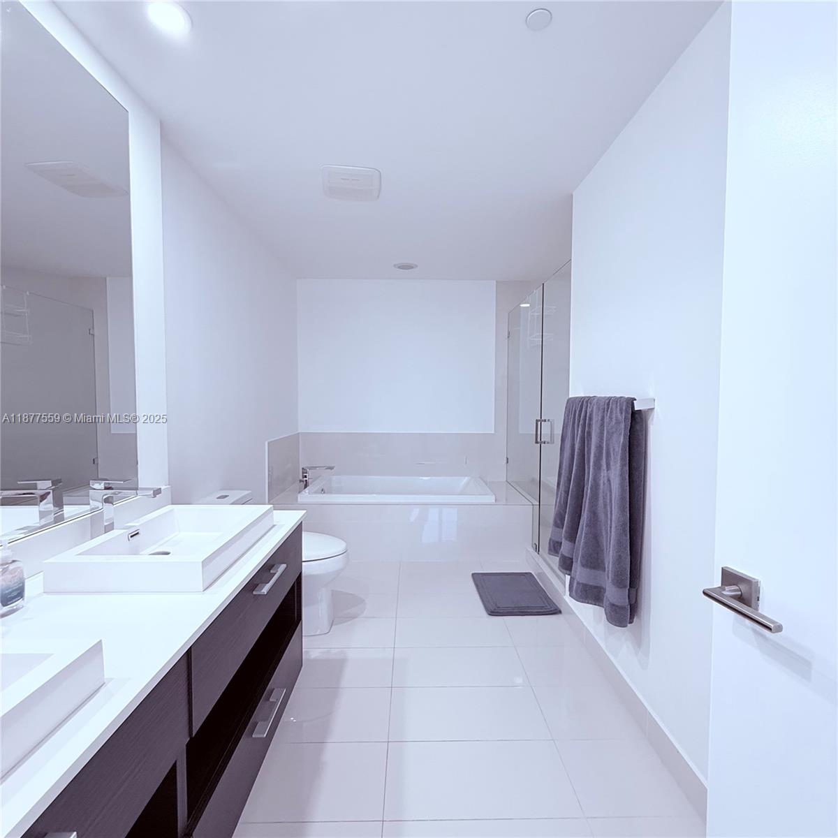 55 SW 9th St #4003, Miami FL 33130