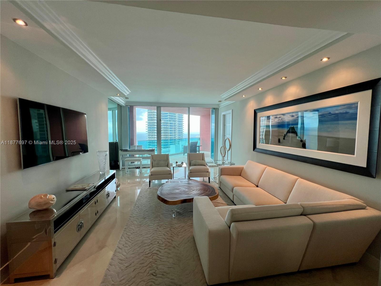 300 S Pointe Dr #2806, Miami Beach FL 33139