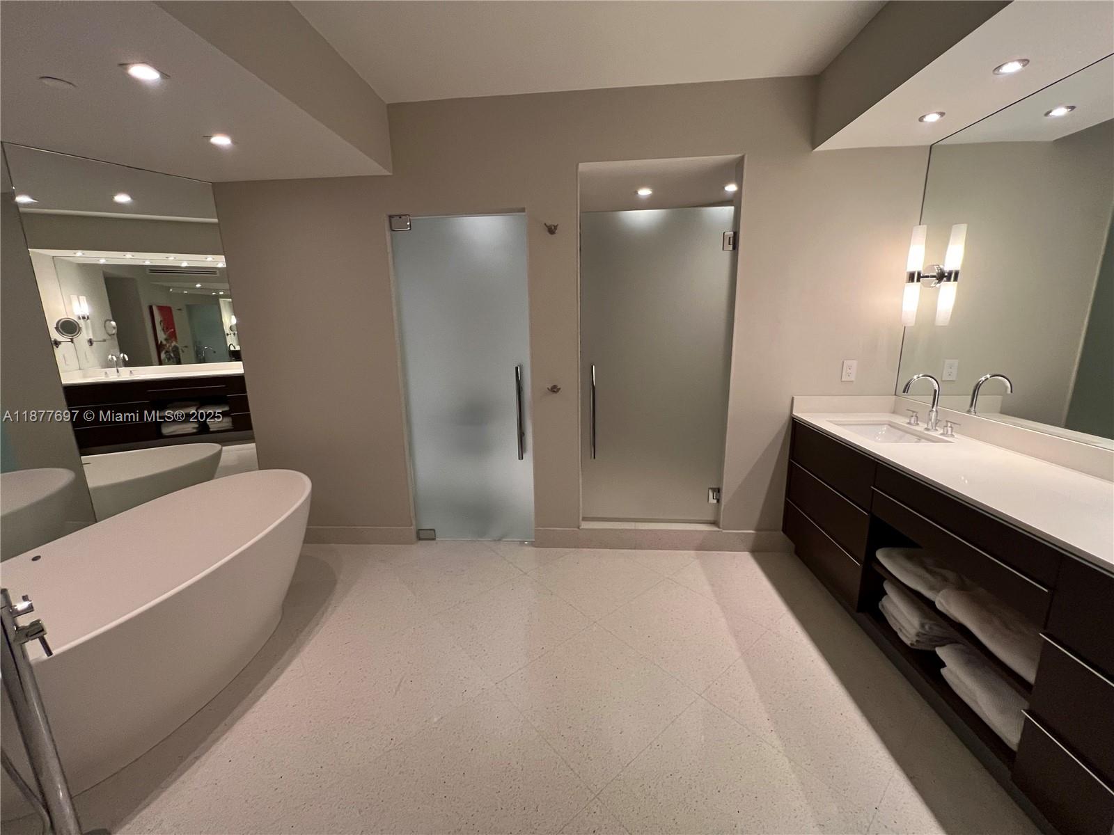 300 S Pointe Dr #2806, Miami Beach FL 33139
