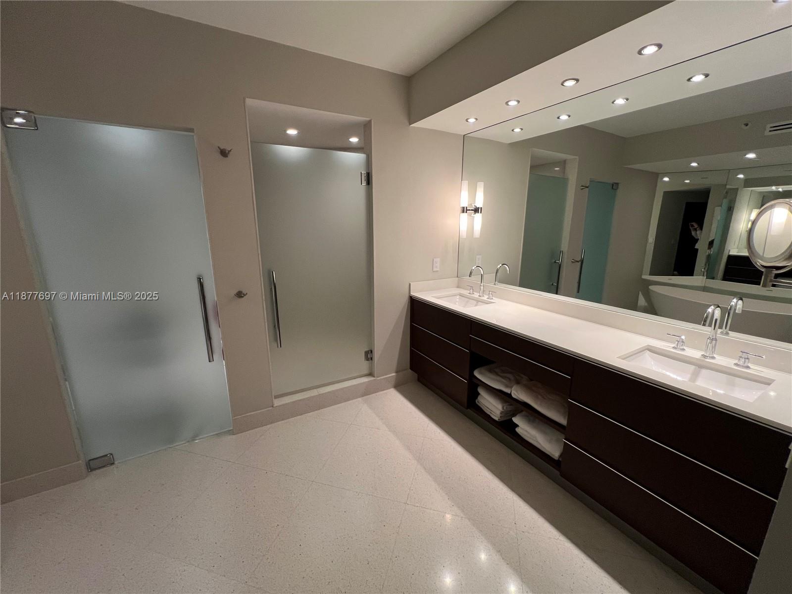 300 S Pointe Dr #2806, Miami Beach FL 33139