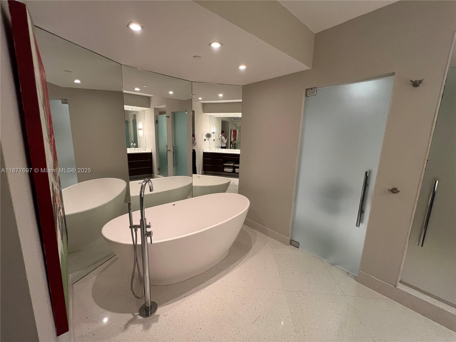 300 S Pointe Dr #2806, Miami Beach FL 33139