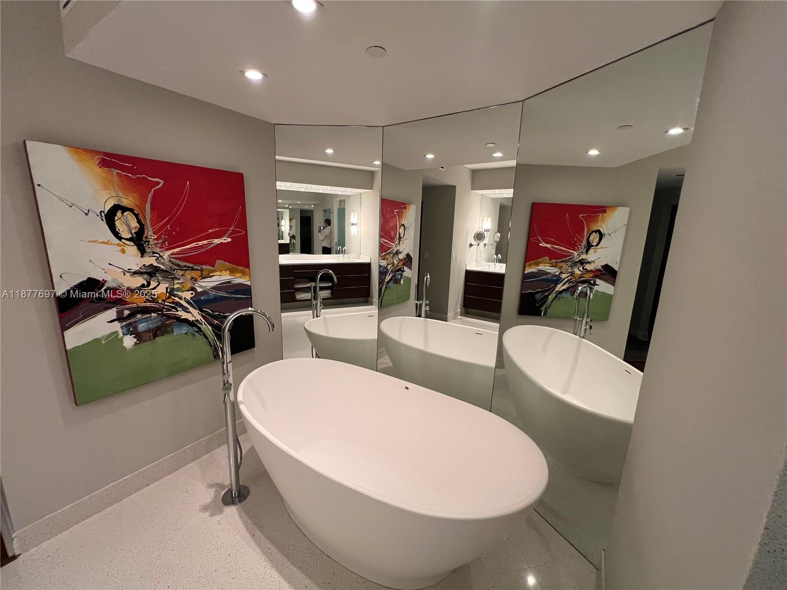 300 S Pointe Dr #2806, Miami Beach FL 33139