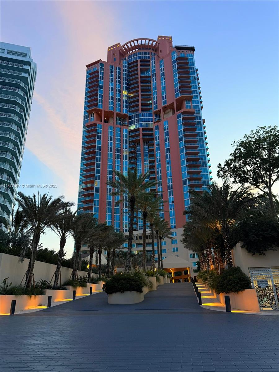 300 S Pointe Dr #2806, Miami Beach FL 33139