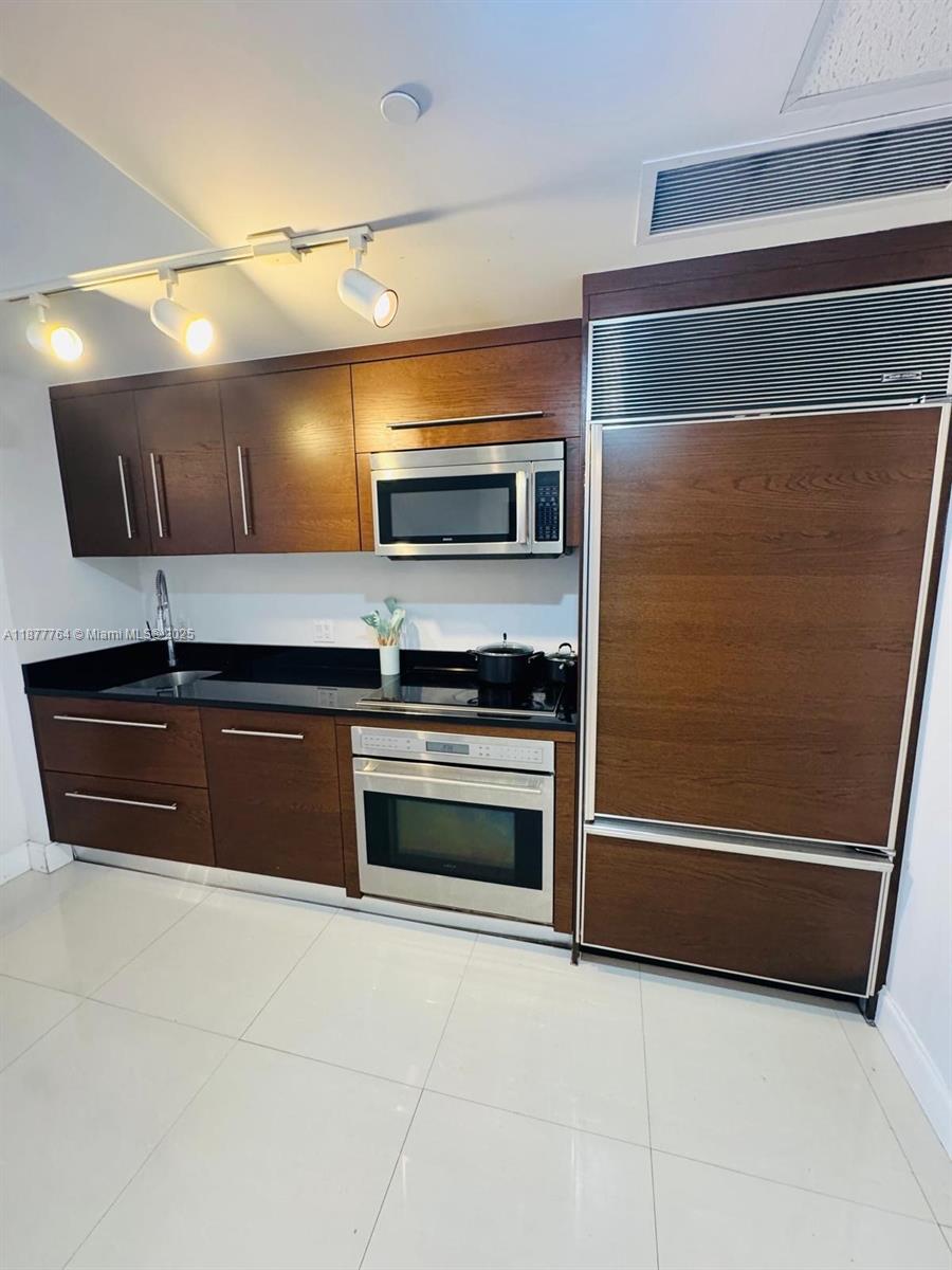 475 Brickell Ave #1910, Miami FL 33131