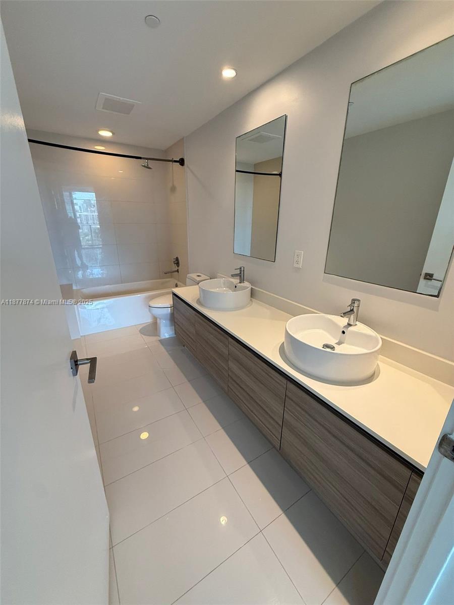 121 NE 34th St #1902, Miami FL 33137