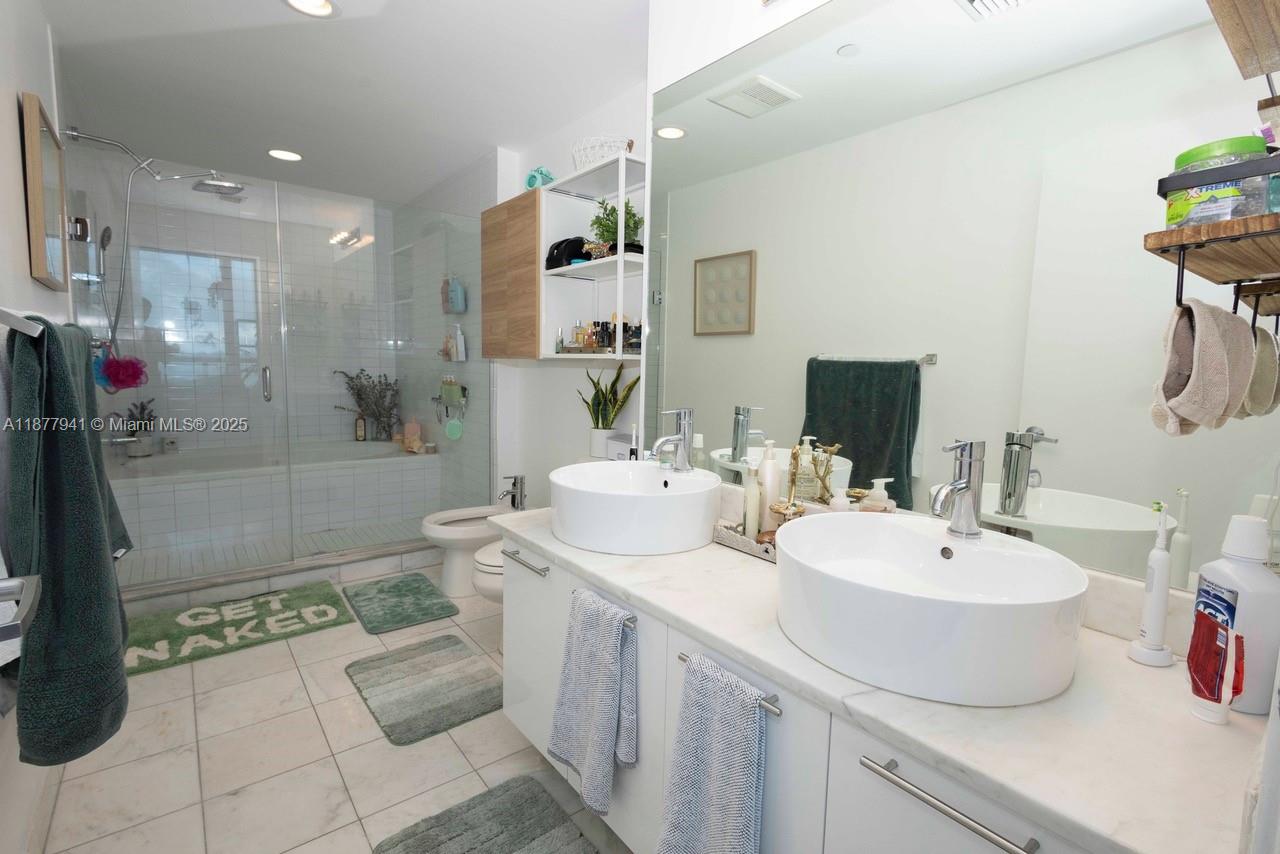 888 Biscayne Blvd #2210, Miami FL 33132