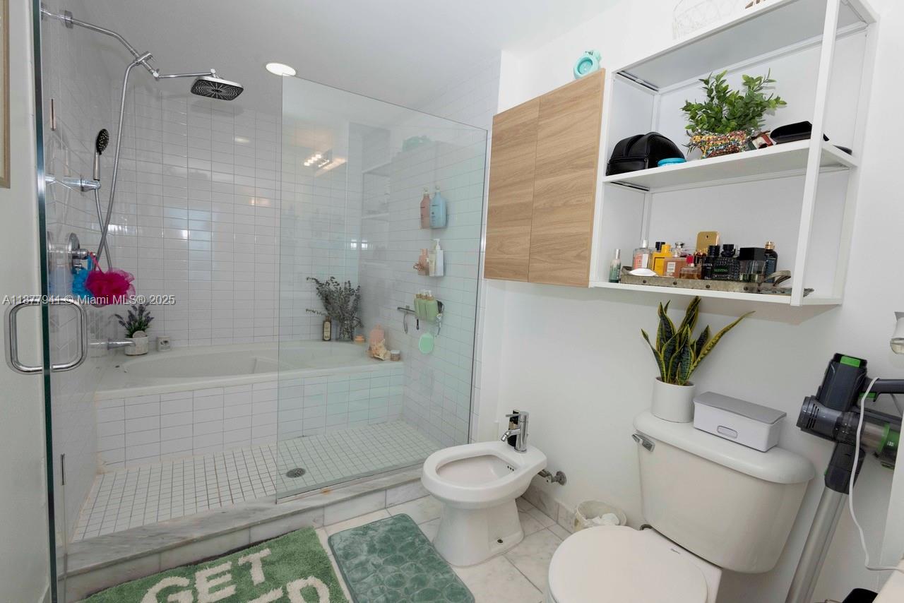 888 Biscayne Blvd #2210, Miami FL 33132
