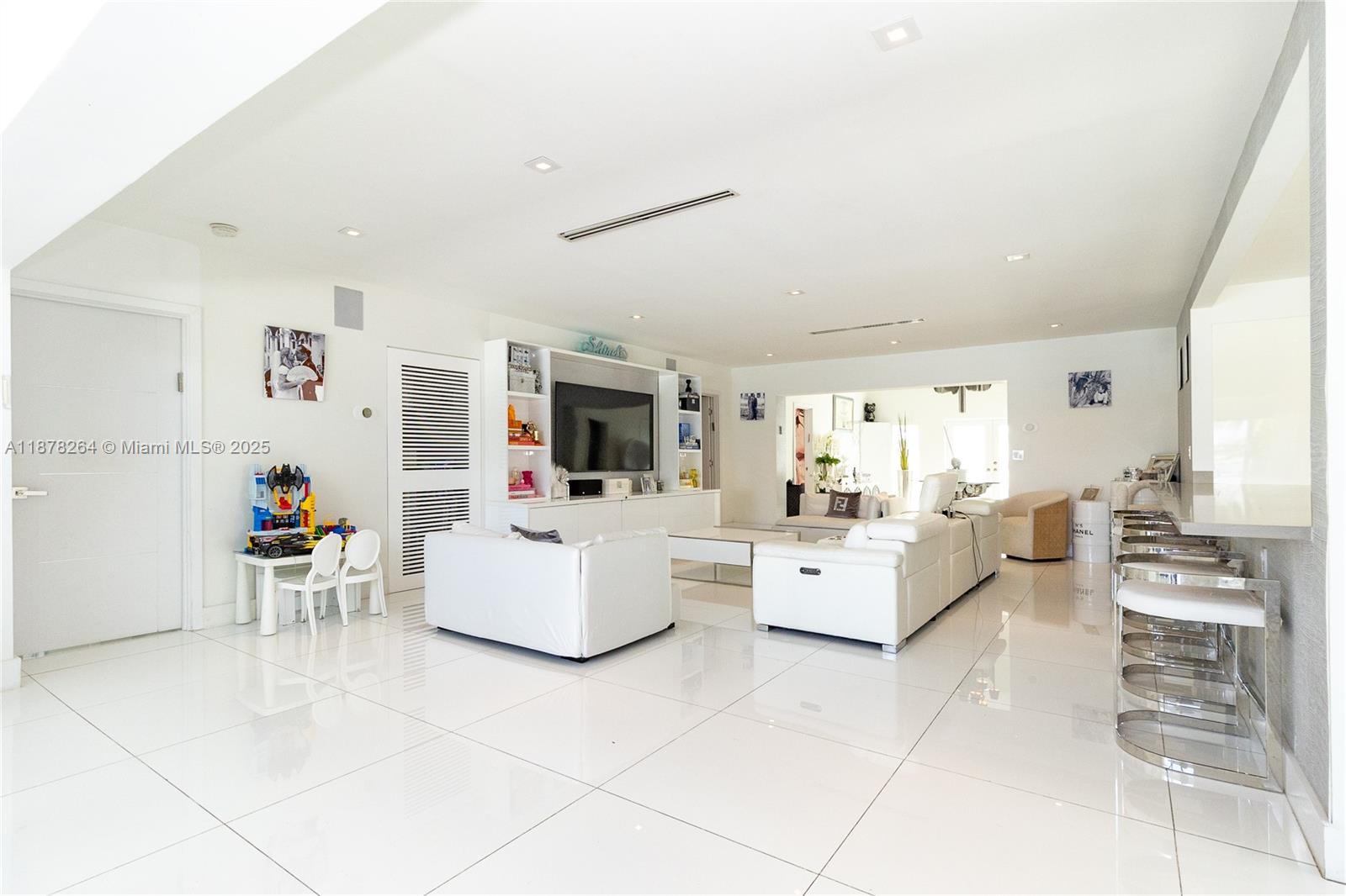 1215 N Biscayne Point Rd, Miami Beach FL 33141