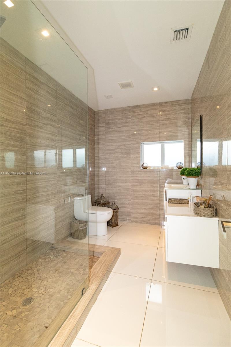 1215 N Biscayne Point Rd, Miami Beach FL 33141