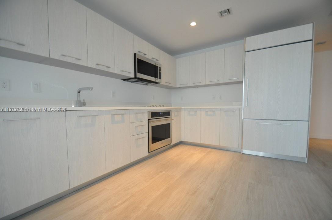 55 SW 9th St #2810, Miami FL 33130