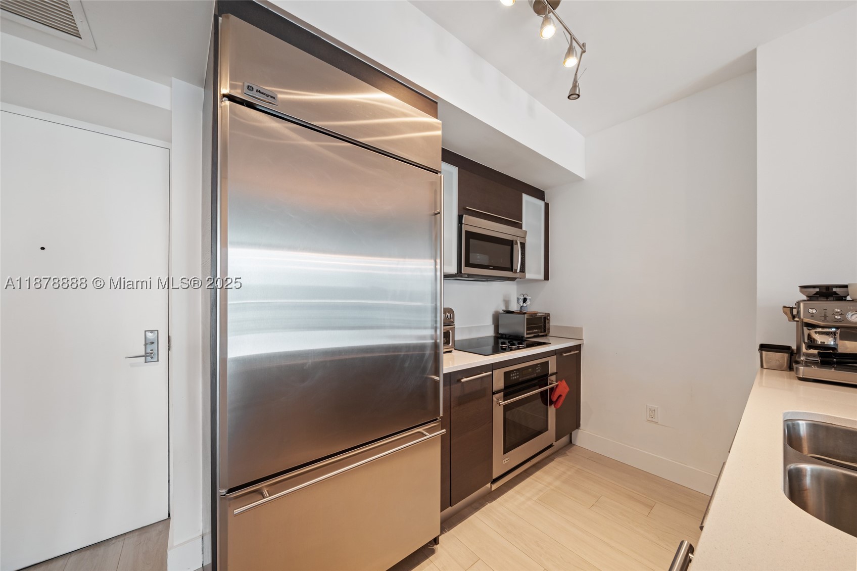 55 SE 6th St #1908, Miami FL 33131