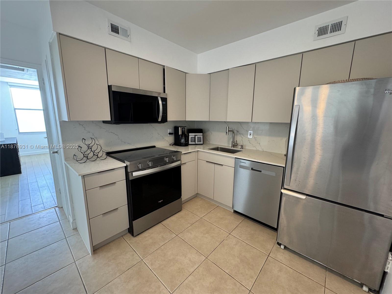 5161 Collins Ave #1717, Miami Beach FL 33140