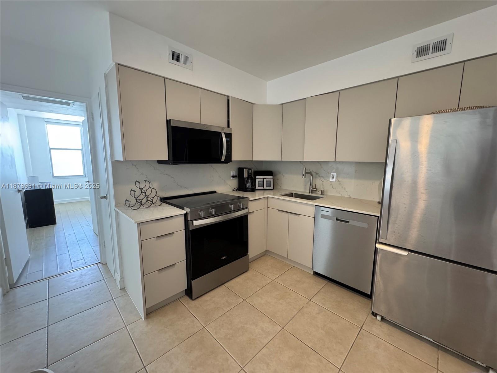 5161 Collins Ave #1717, Miami Beach FL 33140
