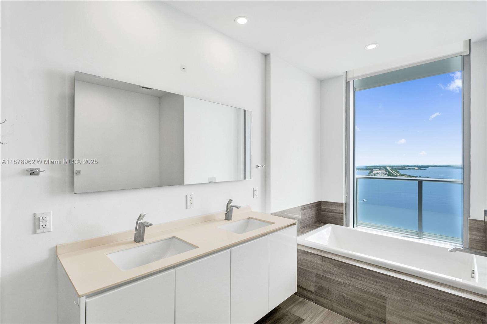 1300 Brickell Bay Dr #3902, Miami FL 33131