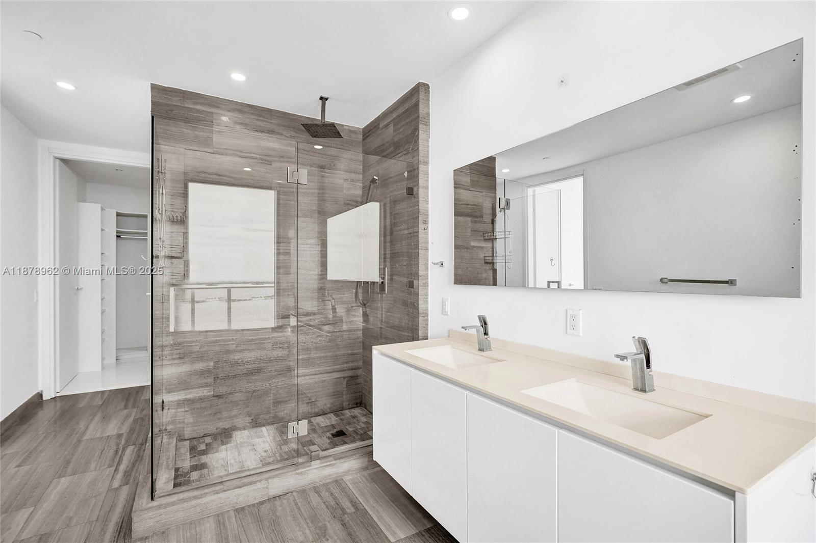 1300 Brickell Bay Dr #3902, Miami FL 33131