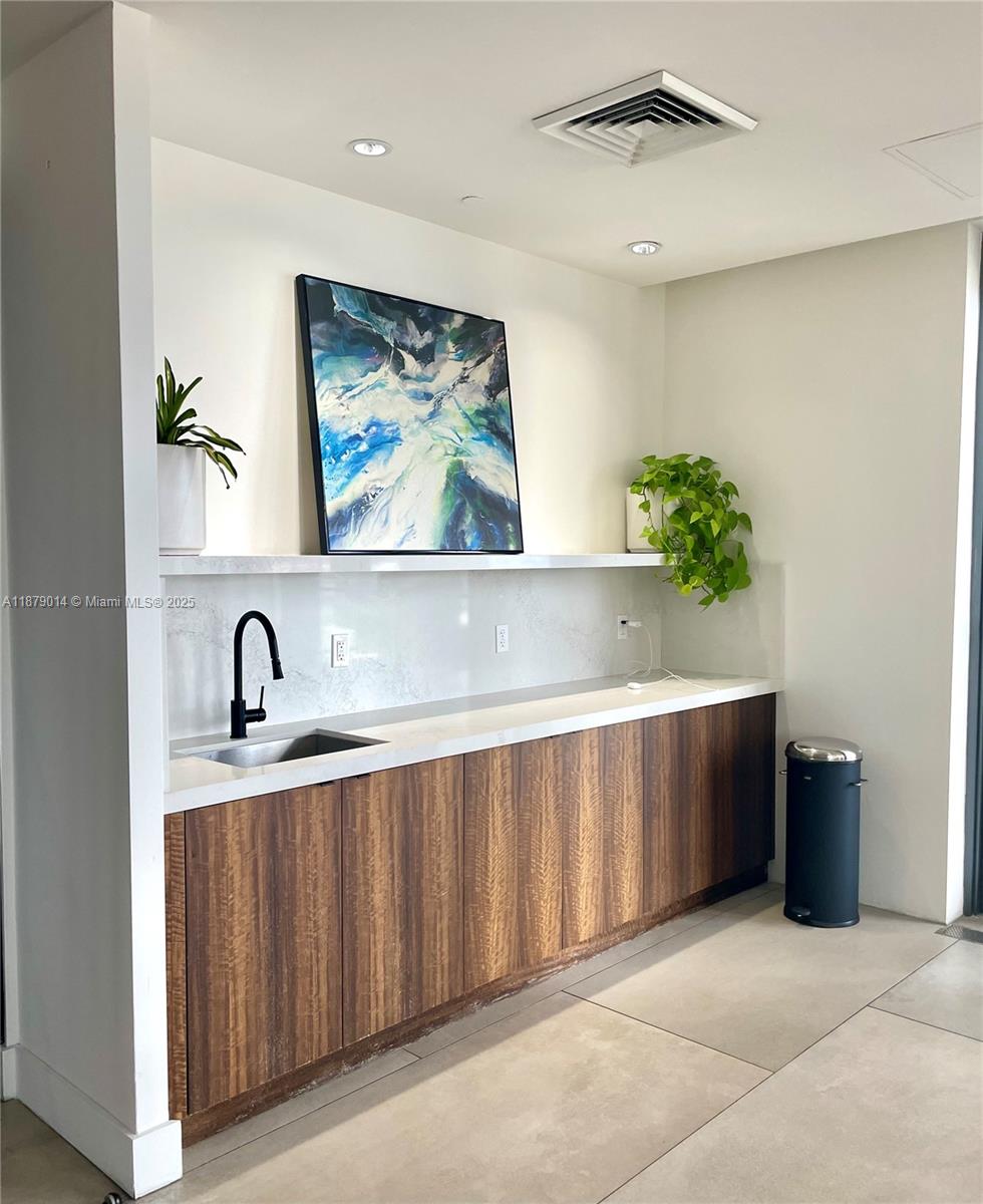 121 NE 34th St #1215, Miami FL 33137