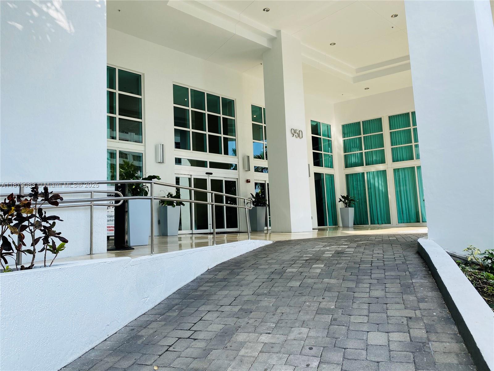 950 Brickell Bay Dr #3902, Miami FL 33131