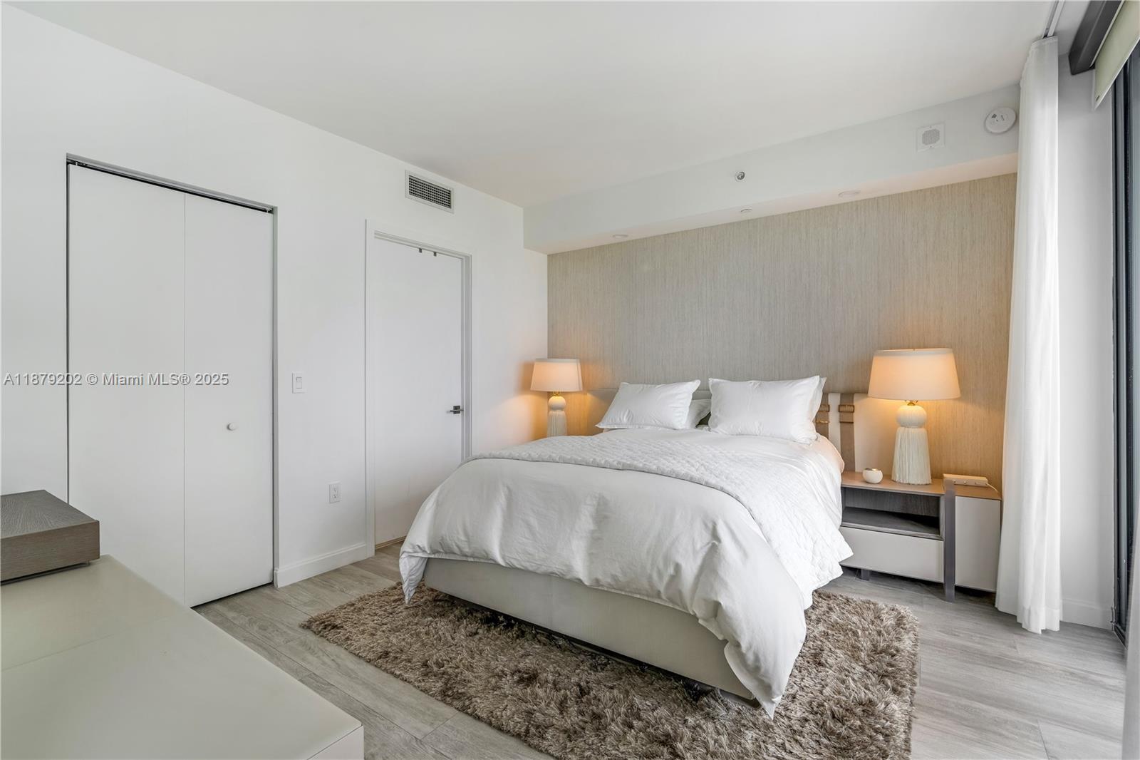 55 SW 9th St #4001, Miami FL 33130