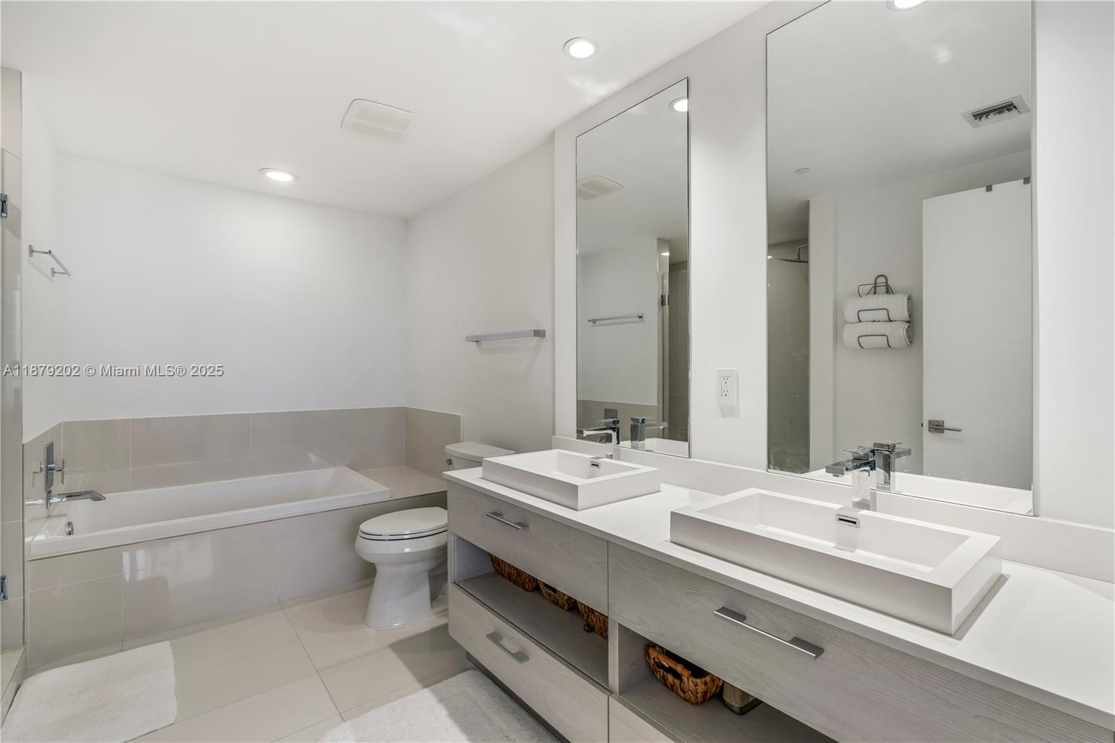 55 SW 9th St #4001, Miami FL 33130