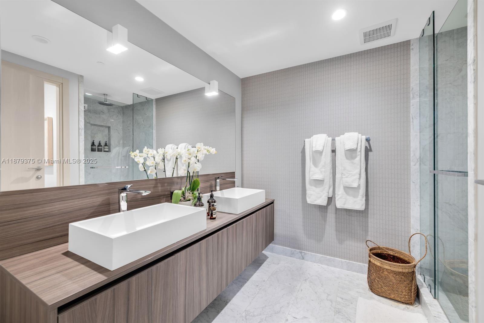 1000 Brickell Plz #4307, Miami FL 33131