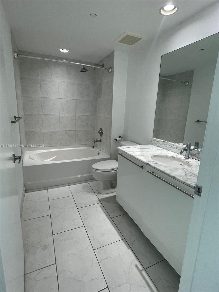 950 Brickell Bay Dr #1703, Miami FL 33131