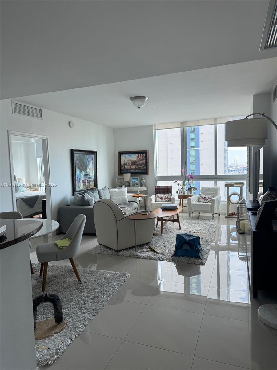 300 S Biscayne Blvd #T-1712, Miami FL 33131