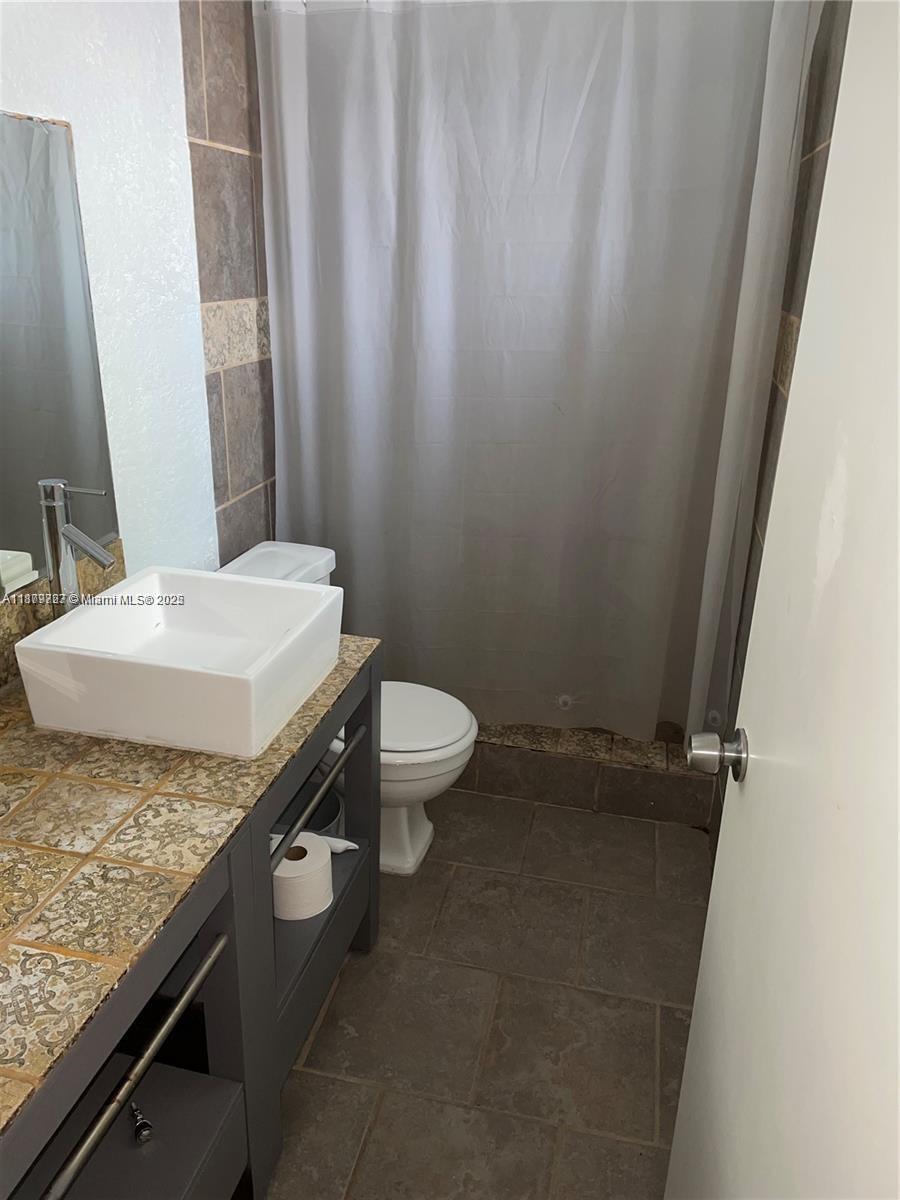 2755 NE 207th St, Aventura FL 33180
