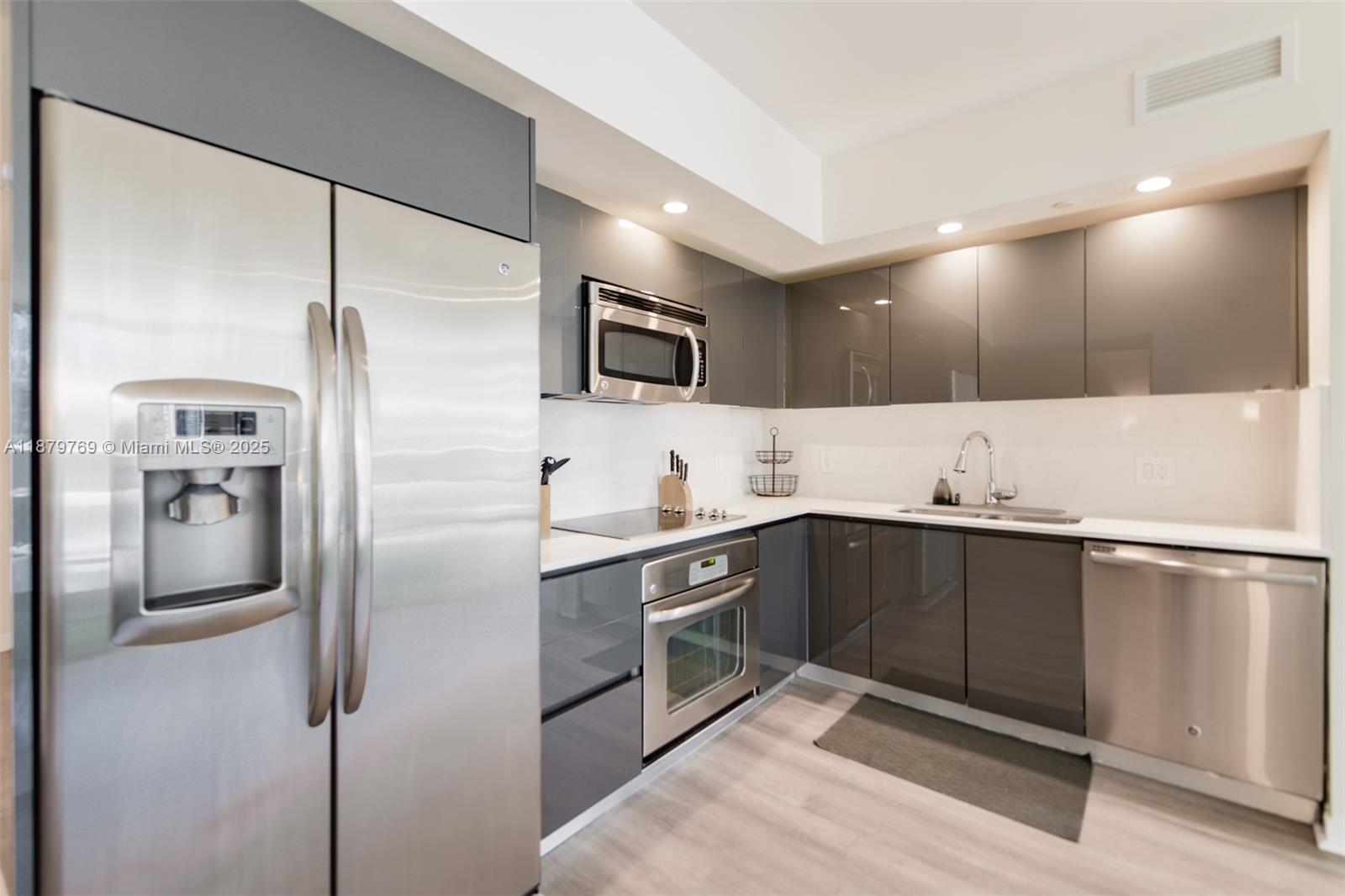 31 SE 6th St #1807, Miami FL 33131