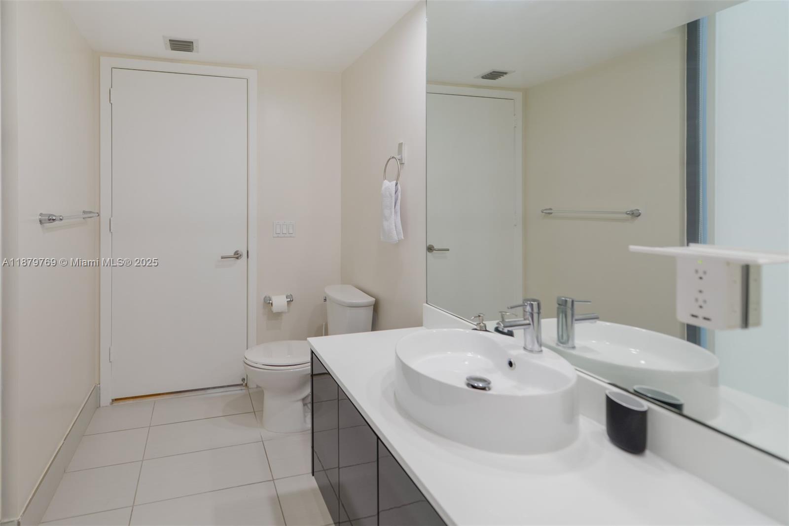 31 SE 6th St #1807, Miami FL 33131
