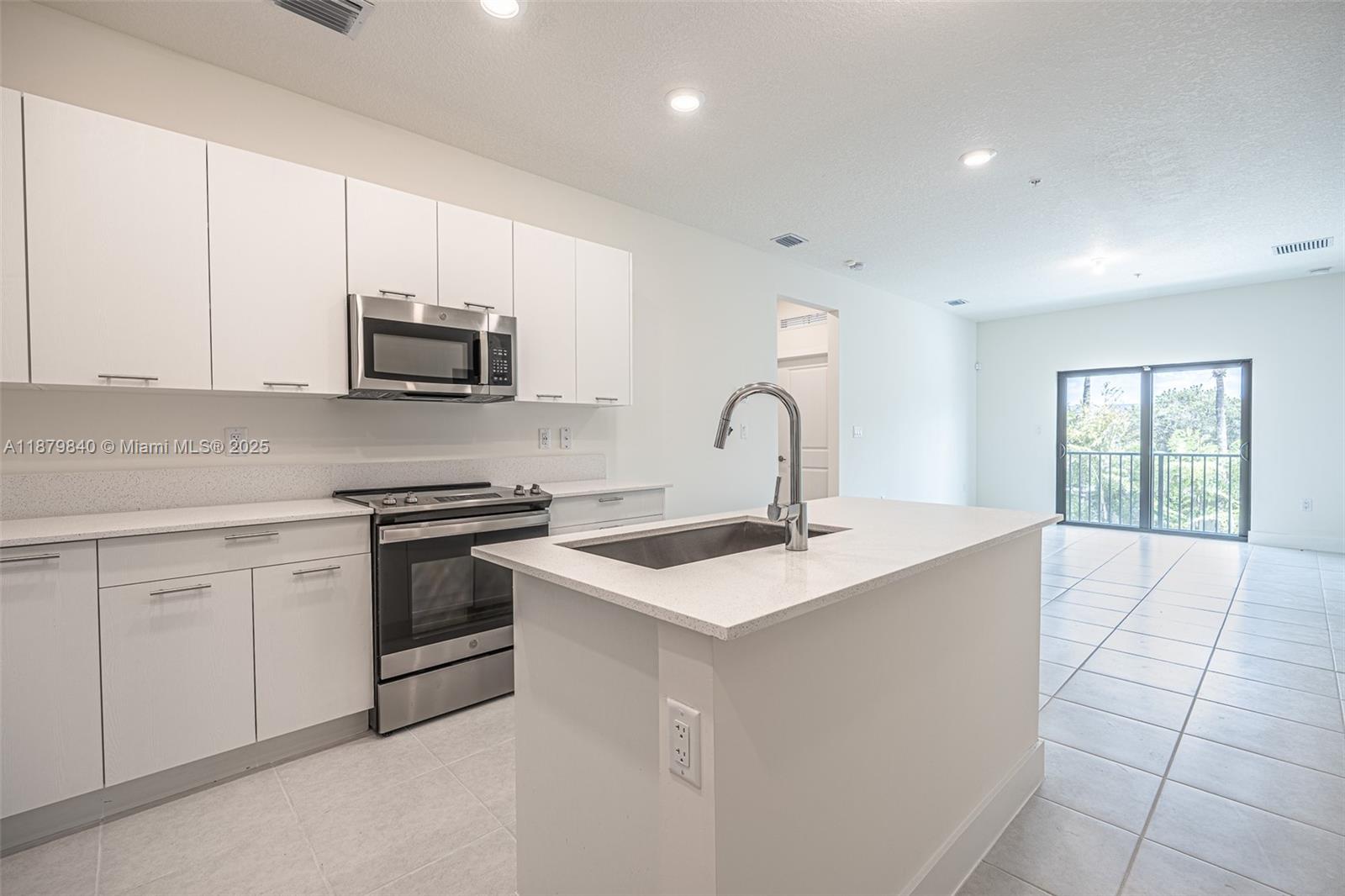 8001 NW 41st St #F-208, Doral FL 33166