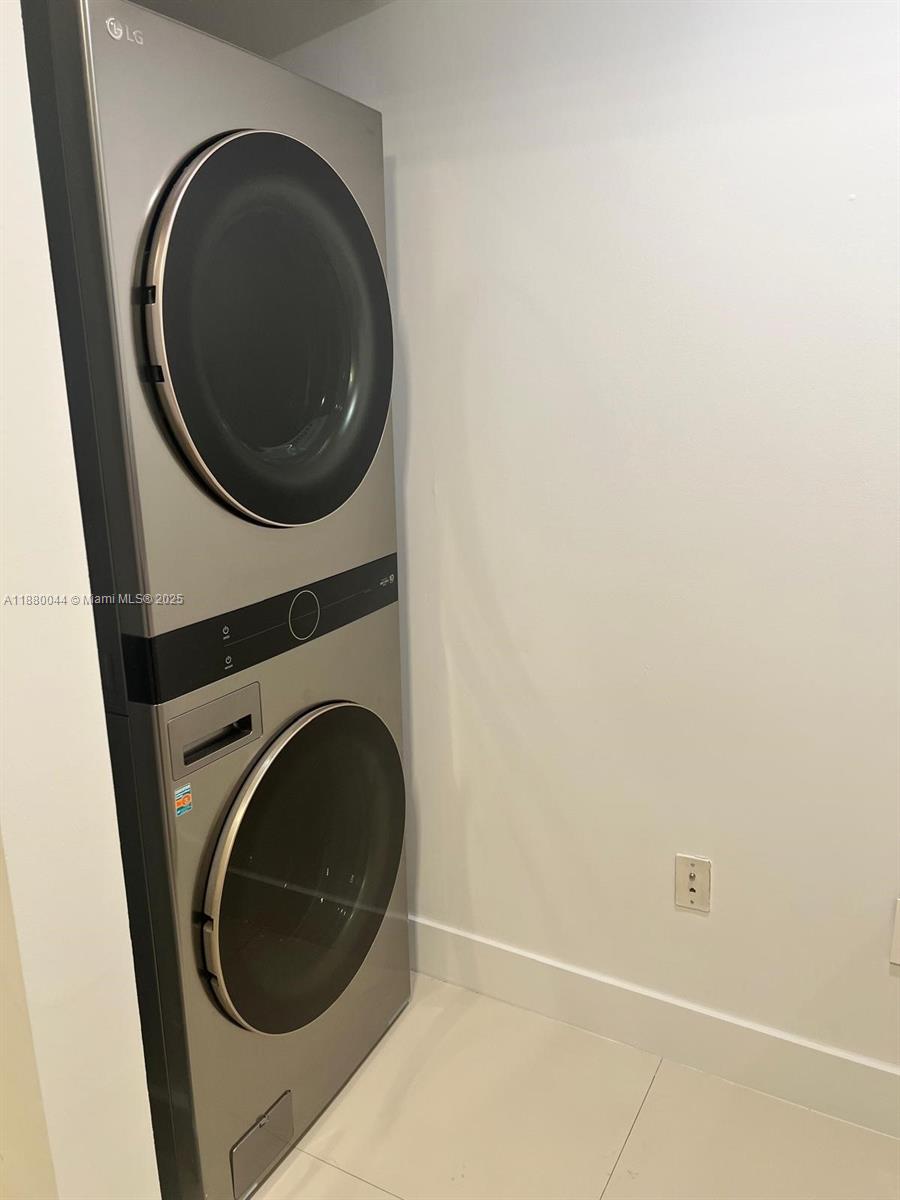 92 SW 3rd St #1602, Miami FL 33130