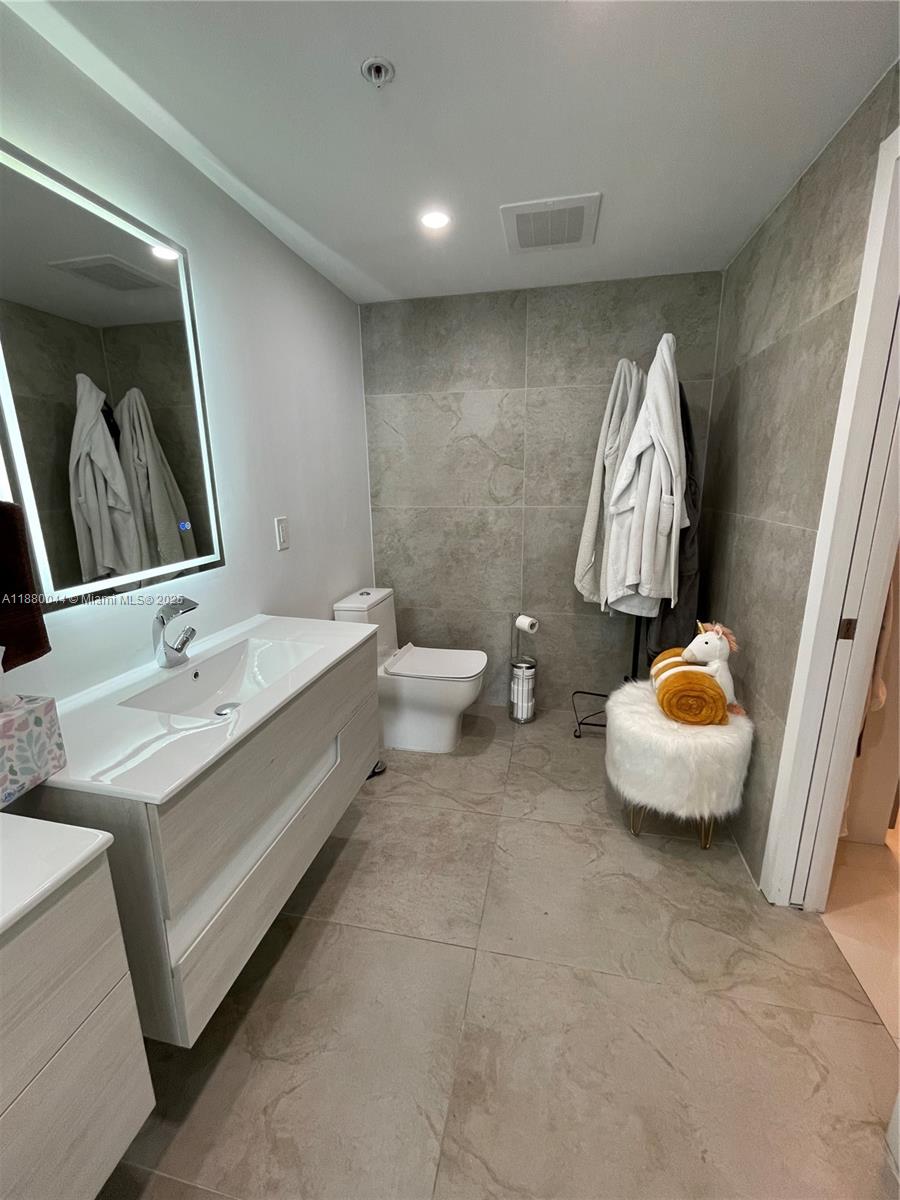 92 SW 3rd St #1602, Miami FL 33130