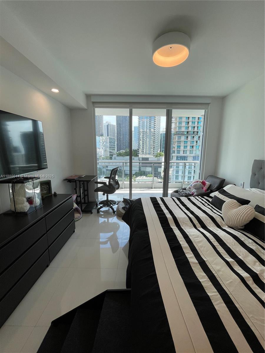 92 SW 3rd St #1602, Miami FL 33130