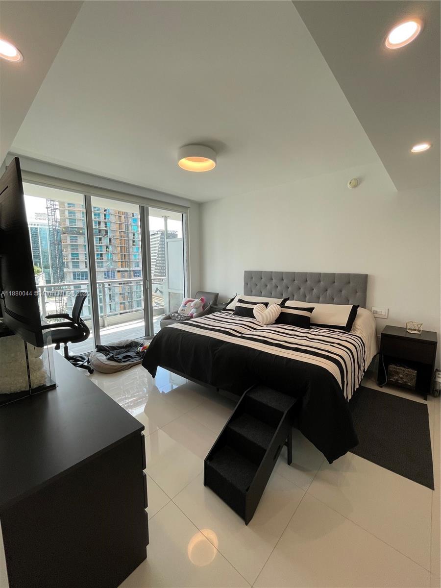 92 SW 3rd St #1602, Miami FL 33130