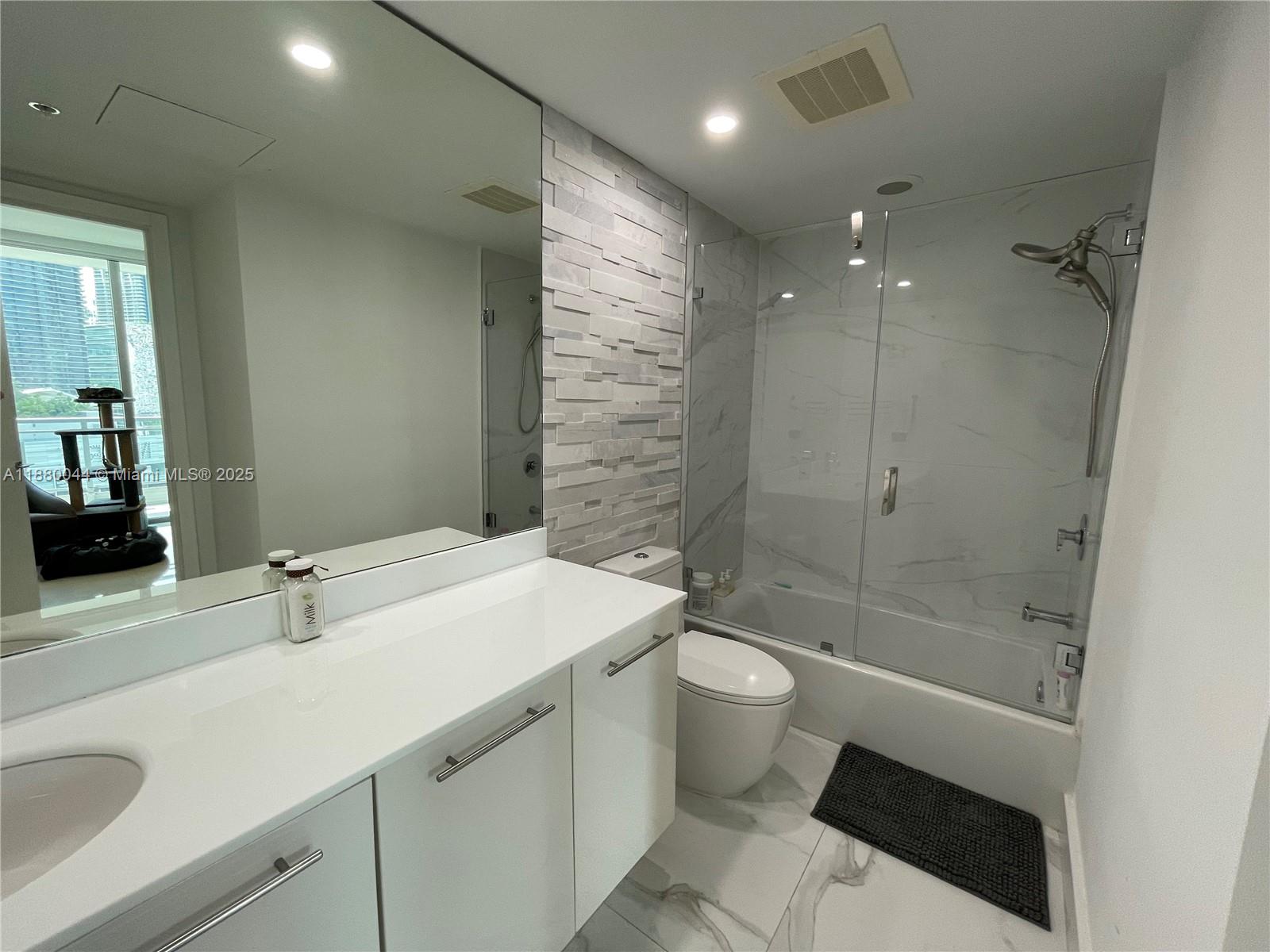 92 SW 3rd St #1602, Miami FL 33130