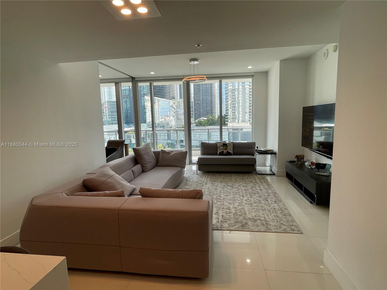 92 SW 3rd St #1602, Miami FL 33130