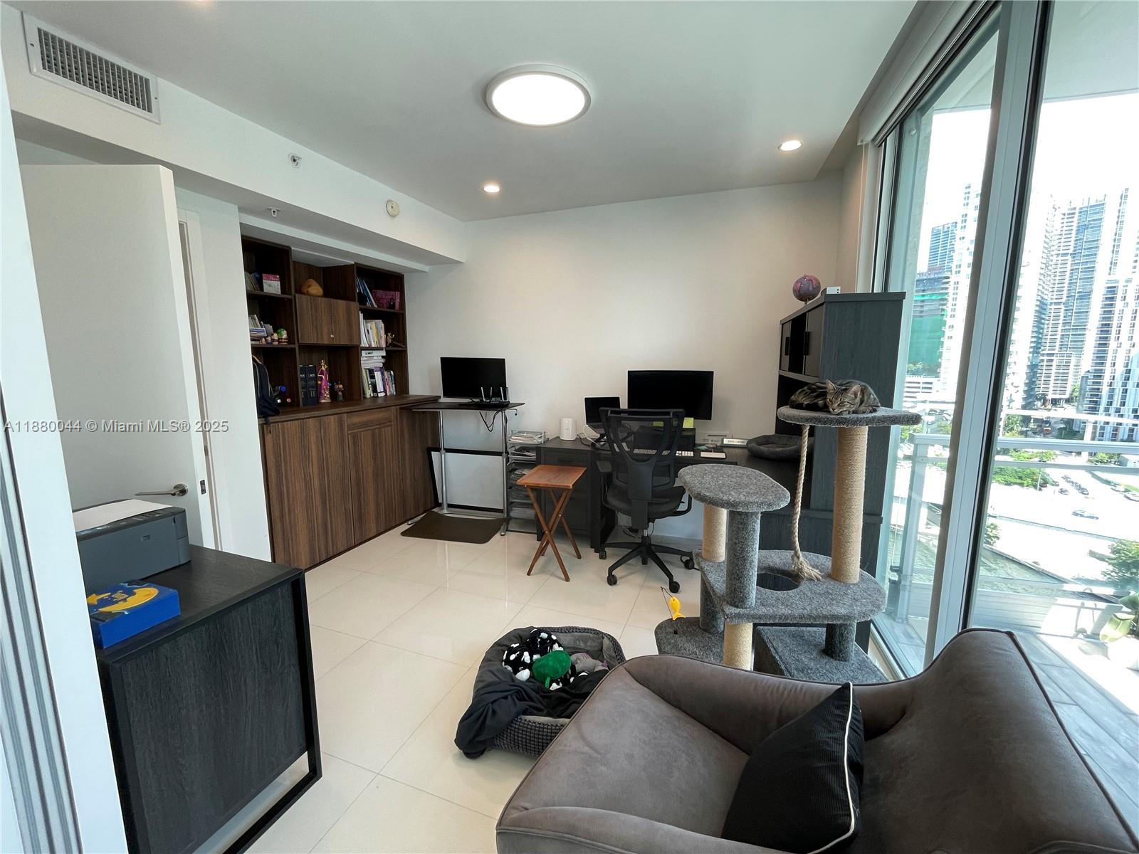 92 SW 3rd St #1602, Miami FL 33130