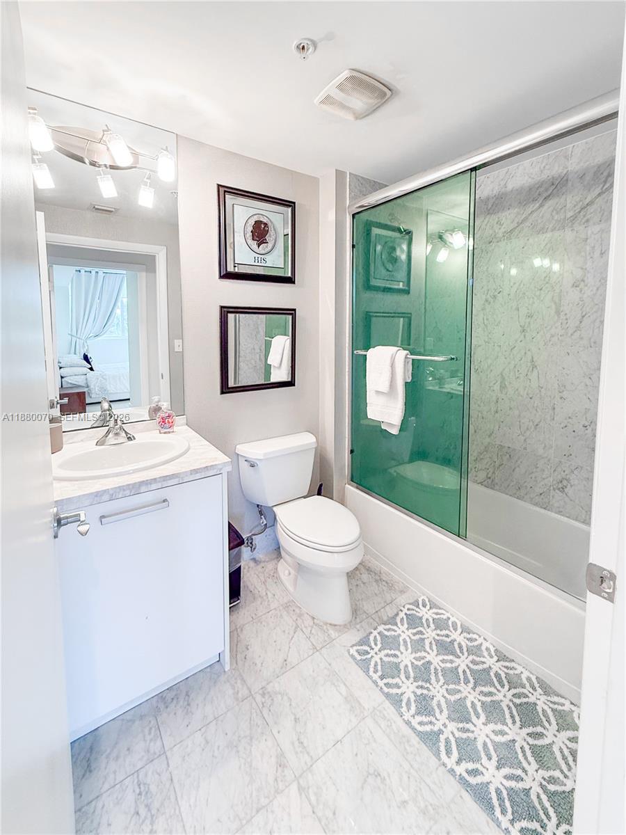 253 NE 2nd St #903, Miami FL 33132