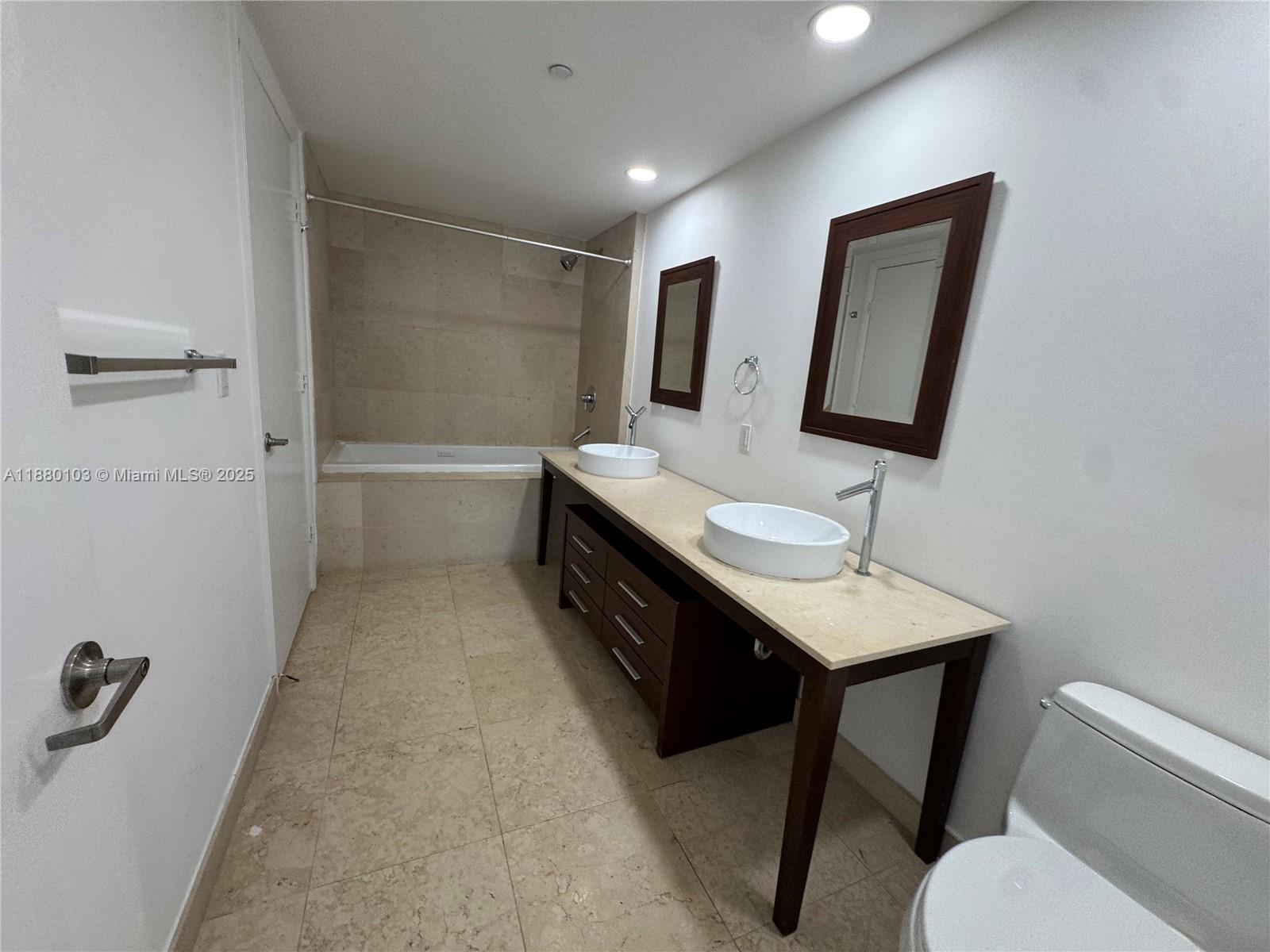 475 Brickell Ave #4414, Miami FL 33131