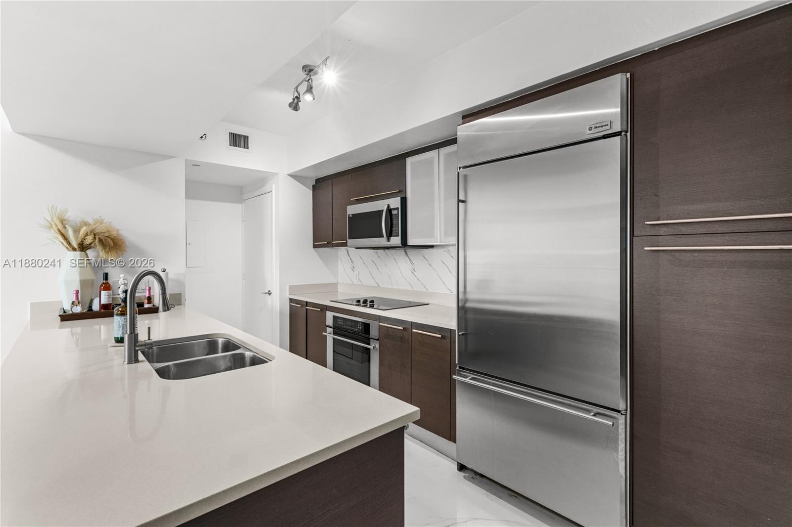 55 SE 6th St #1203, Miami FL 33131