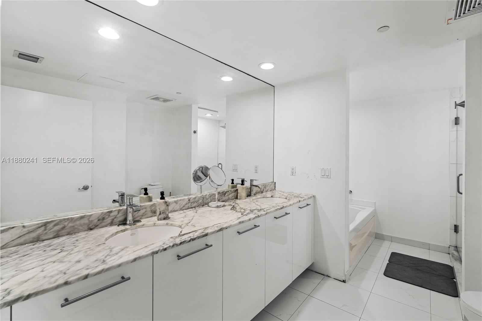 55 SE 6th St #1203, Miami FL 33131