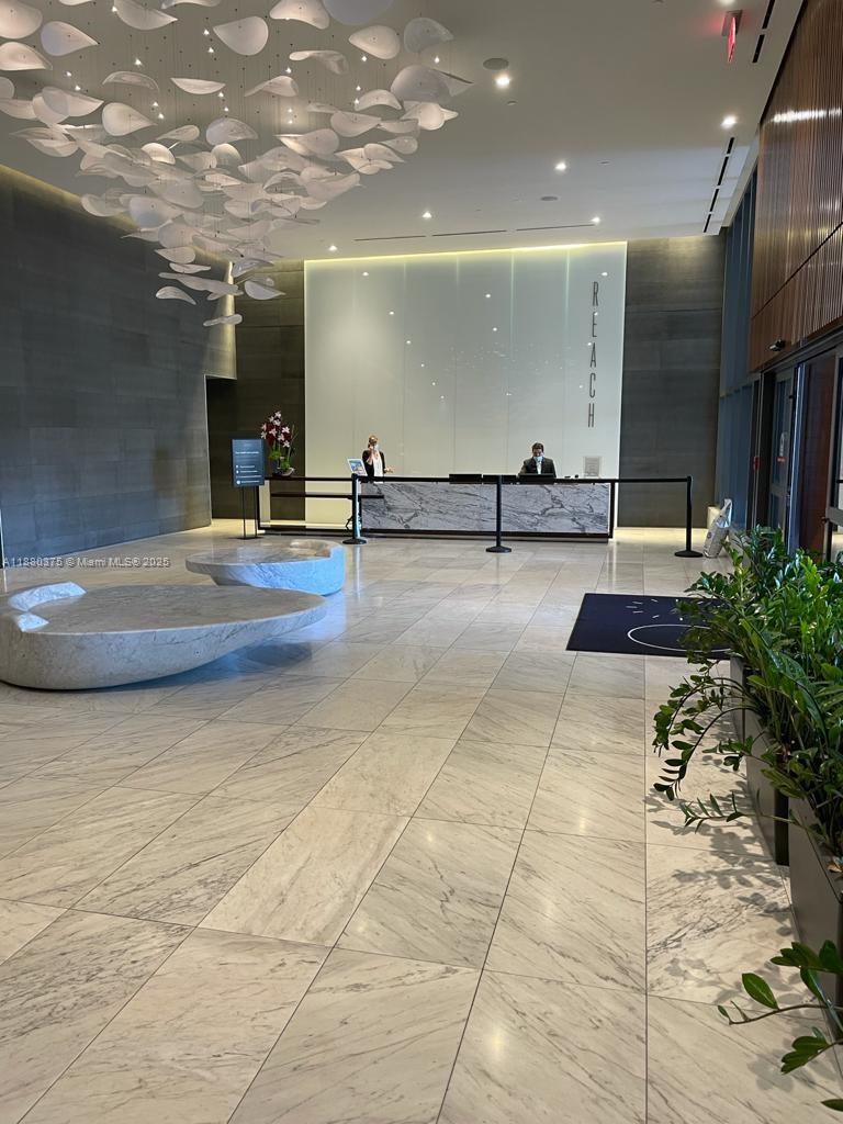 68 SE 6th St #2303, Miami FL 33131