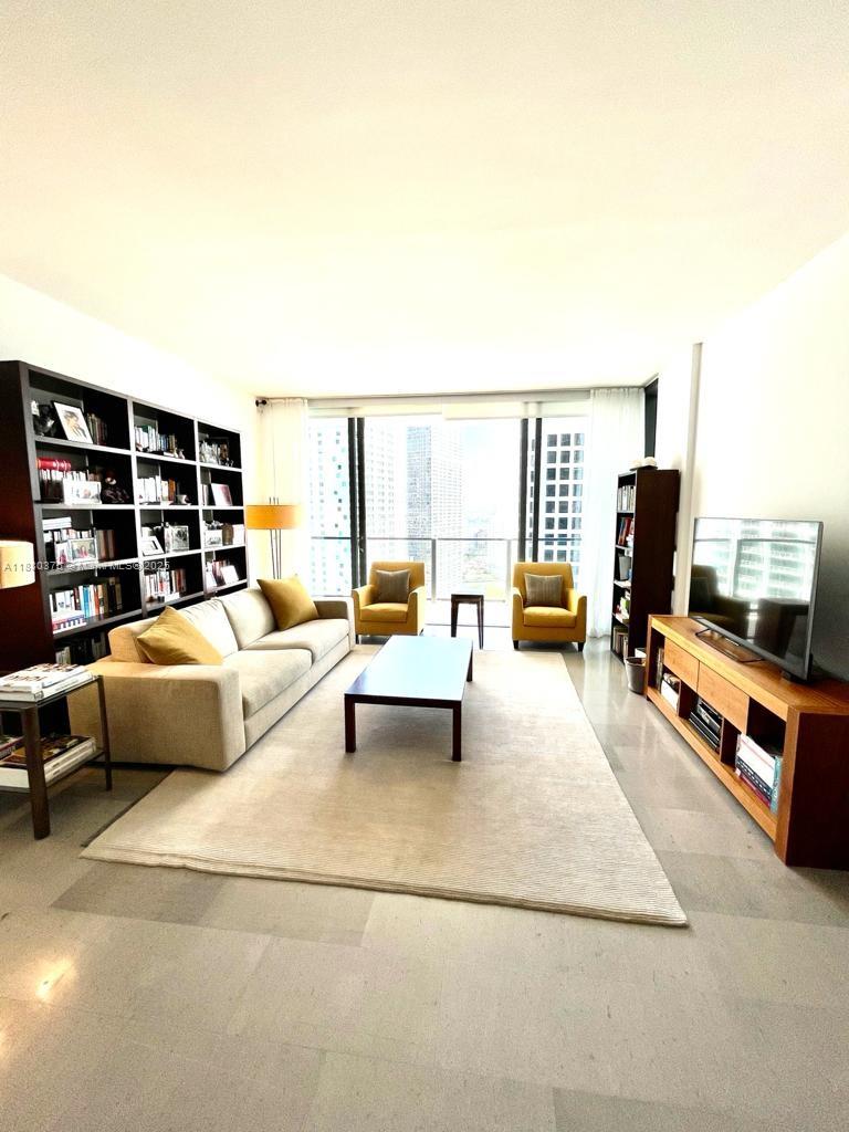 68 SE 6th St #2303, Miami FL 33131