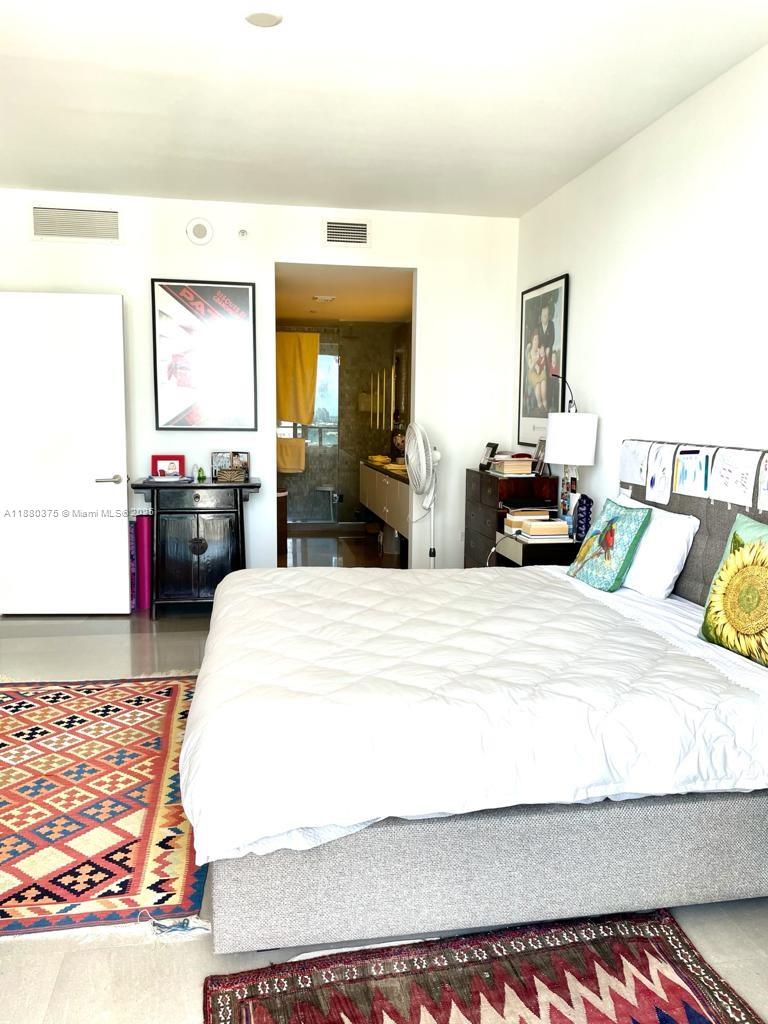 68 SE 6th St #2303, Miami FL 33131