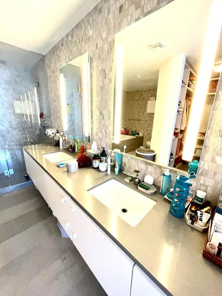 68 SE 6th St #2303, Miami FL 33131